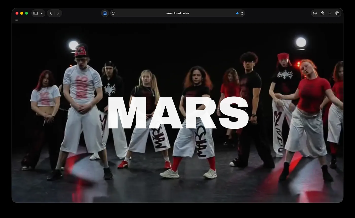 Видео-хиро с командой в одежде MARS